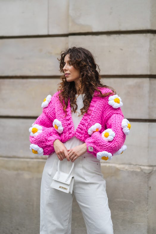 A sweater outfit featuring an oversize pink cardigan. 