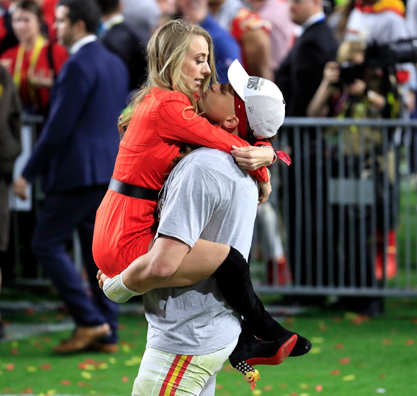 Patrick Mahomes kissed Brittany Matthews mid-game, and it was such a sweet moment.