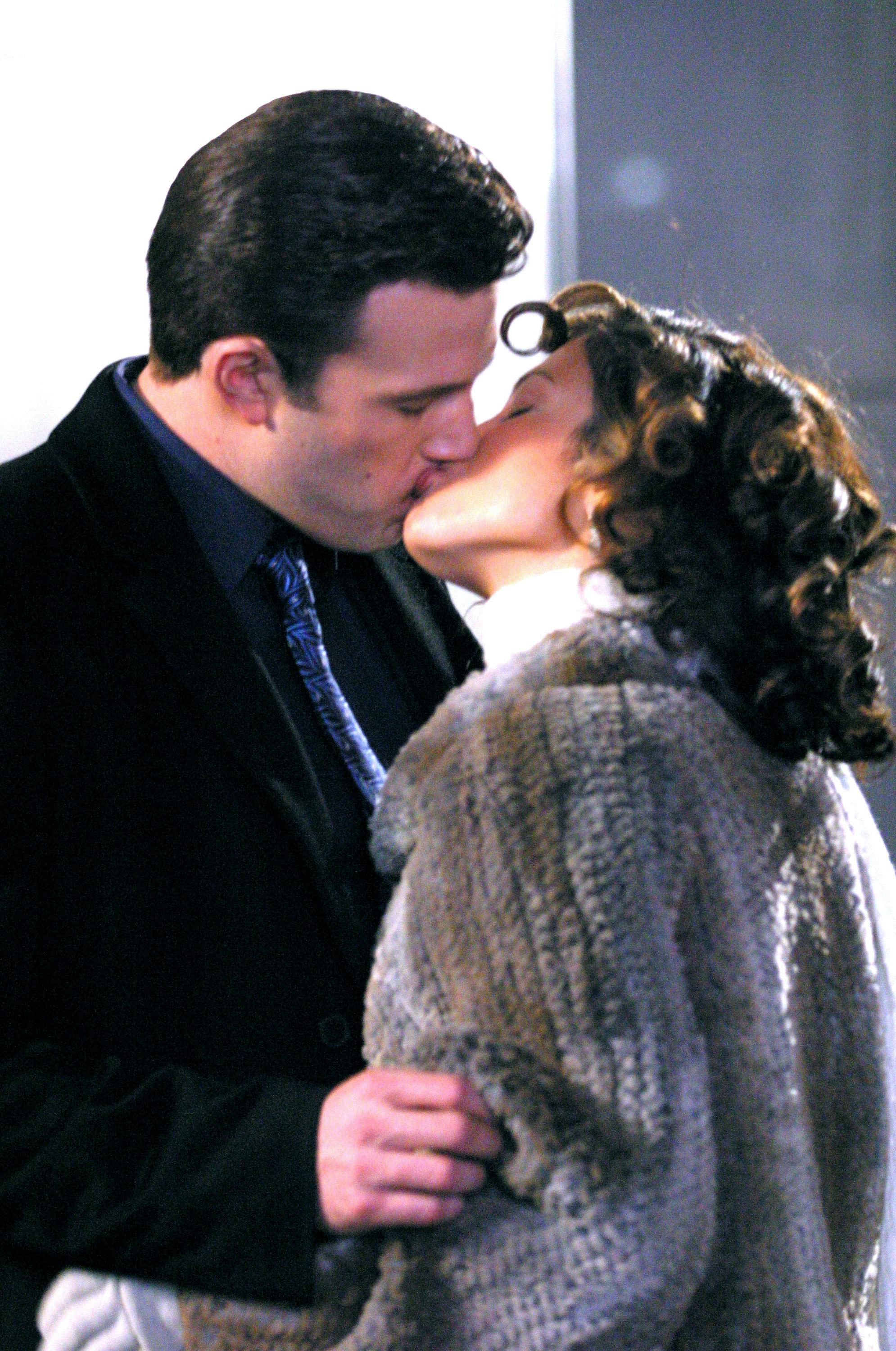 Dress as Jennifer Lopez and Ben Affleck in the Jersey Girl movie for Halloween.