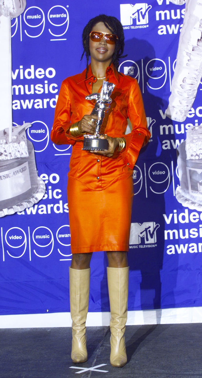 P368462 01: Singer Lauryn Hill poses with her trophy backstage at the MTV Video Music Awards at Linc...