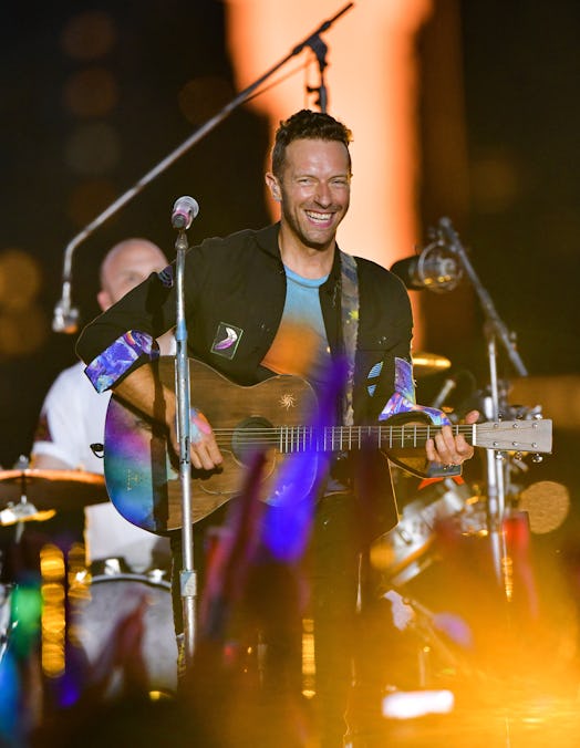 NEW YORK, NEW YORK - JUNE 17:  Chris Martin of Coldplay performs during pre-taping of the Macy's 4th...