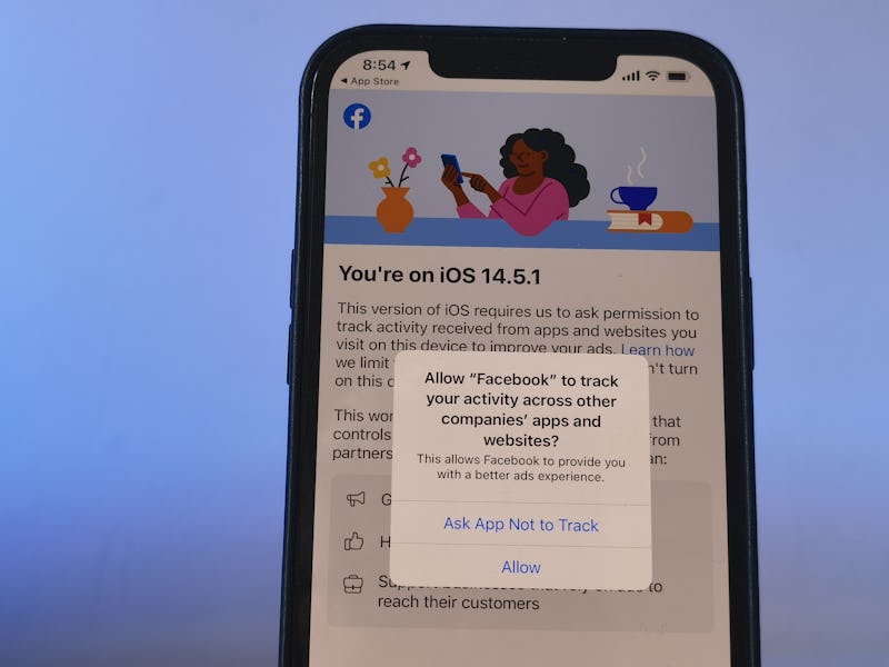 05 May 2021, Berlin: A privacy notice appears on an iPhone 12 under the new iOS 14.5.1 operating sys...