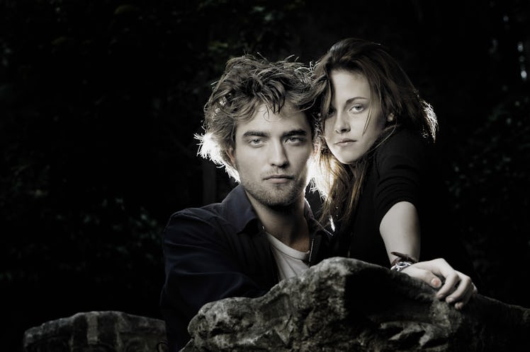 Kristen Stewart (R) and Robert Pattinson pose for the 'Twilight' Portrait Session at the 'De Russie'...