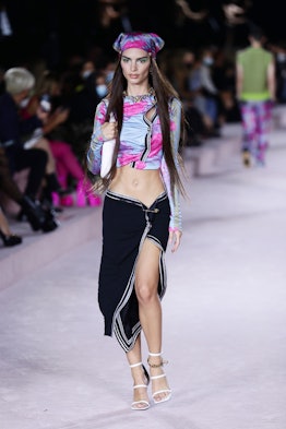 MILAN, ITALY - SEPTEMBER 24: Emily Ratajkowski walks the runway at the Versace fashion show during t...