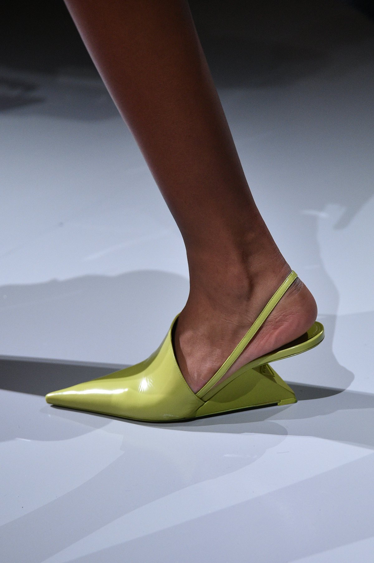 میلان ، ایتالیا - 24 سپتامبر: یک مدل ، جزئیات کفش ، روی باند پیاده روی در لباس زنانه پرادا بهار /...