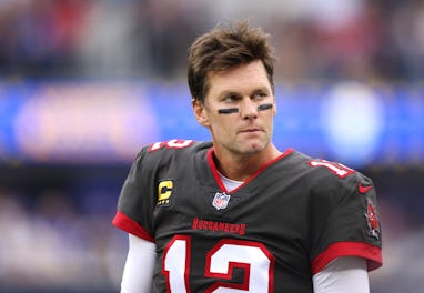 INGLEWOOD, CALIFORNIA - SEPTEMBER 26: Tom Brady #12 of the Tampa Bay Buccaneers on the sideline duri...