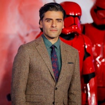  Oscar Isaac poses on the red carpet.