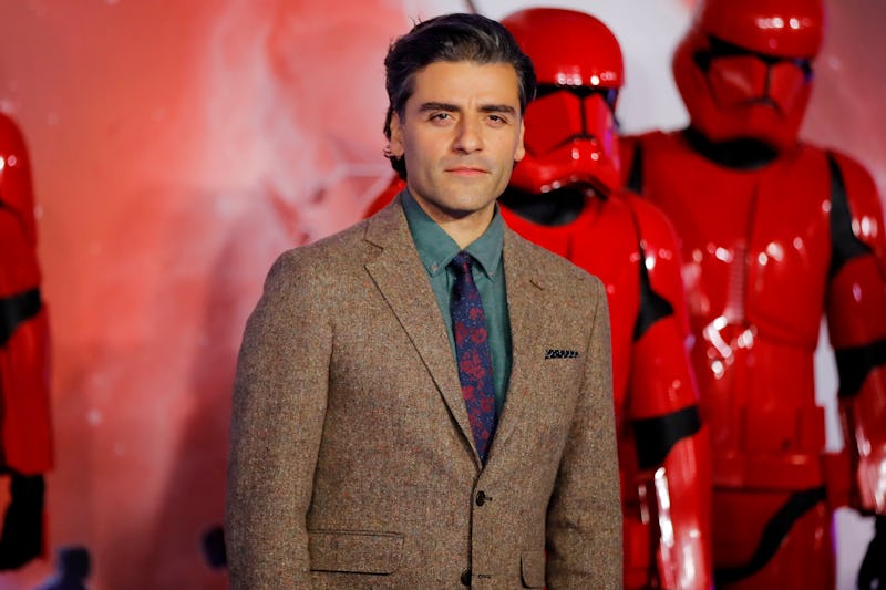 Oscar Isaac poses on the red carpet.