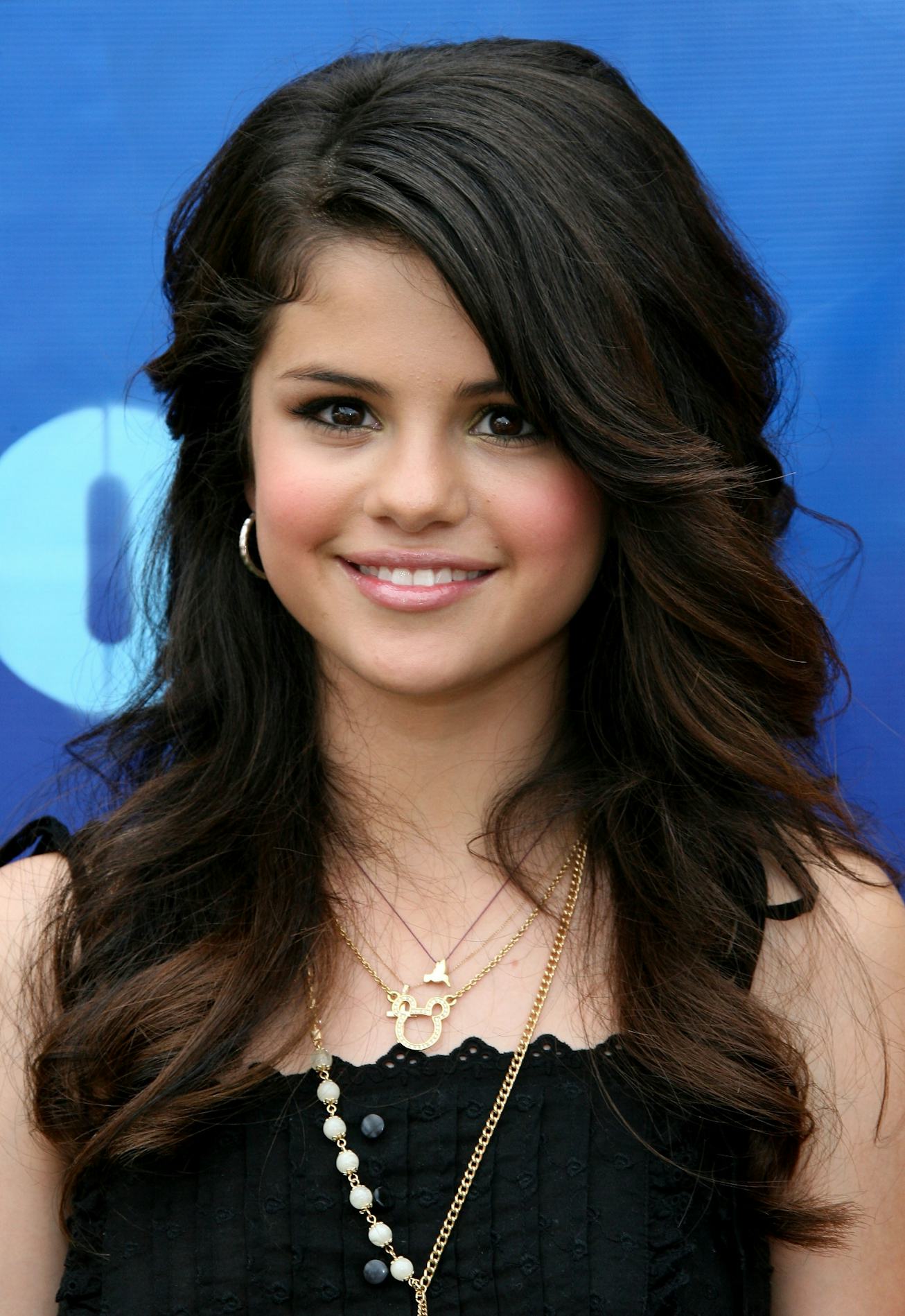 UNIVERSAL CITY, CA - AUGUST 26:  Actress Selena Gomez arrives at the 2007 Teen Choice Awards held at...