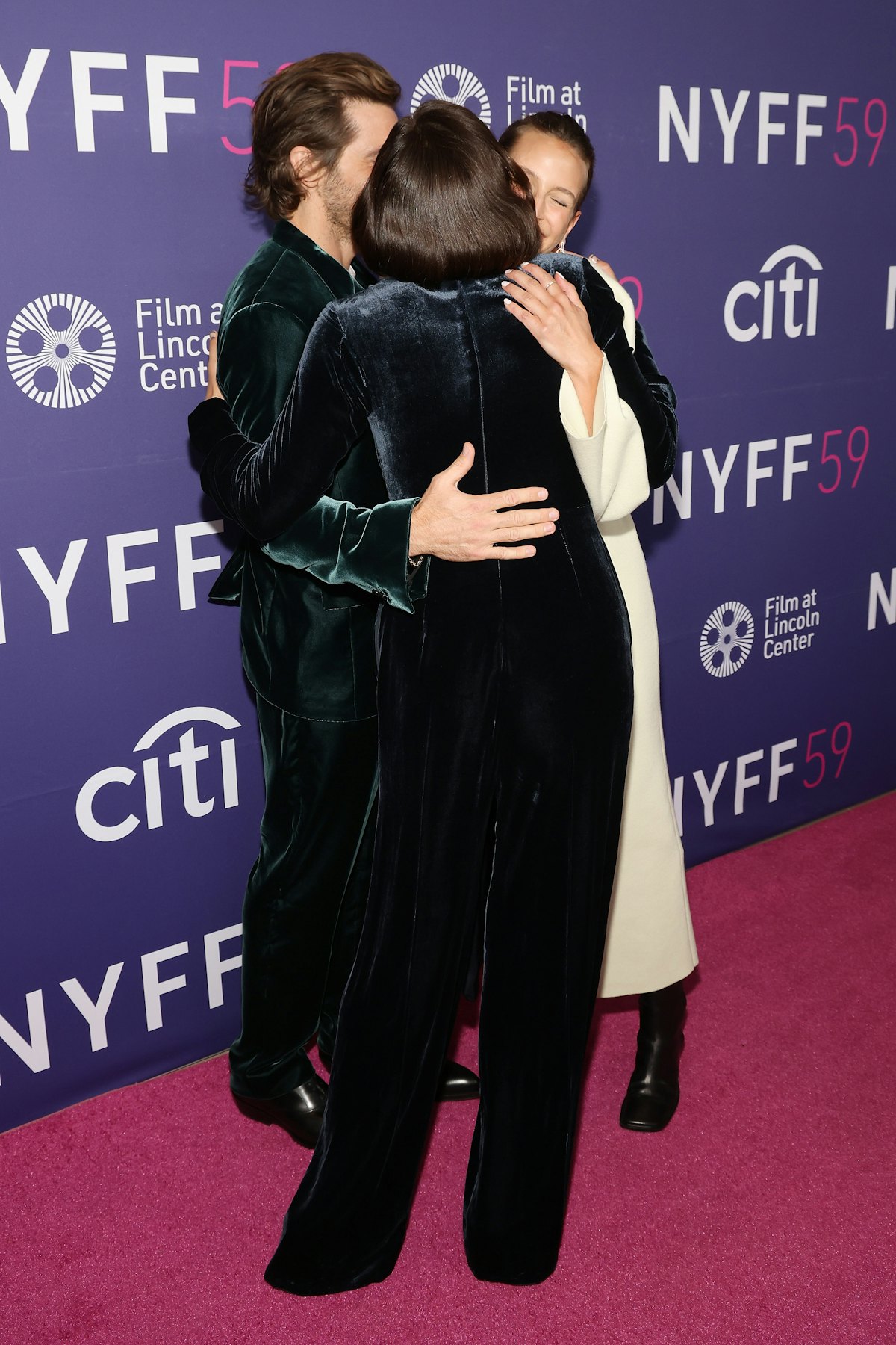 نیویورک ، نیویورک - 29 سپتامبر: مگی جیلنهال جیک جیلنهال و ژان کادیو را در محل بغل در آغوش می گیرد ...