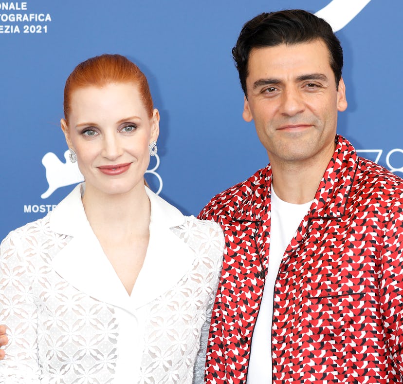 Oscar Isaac and Jessica Chastain went viral in a video showing off their chemistry on the red carpet...