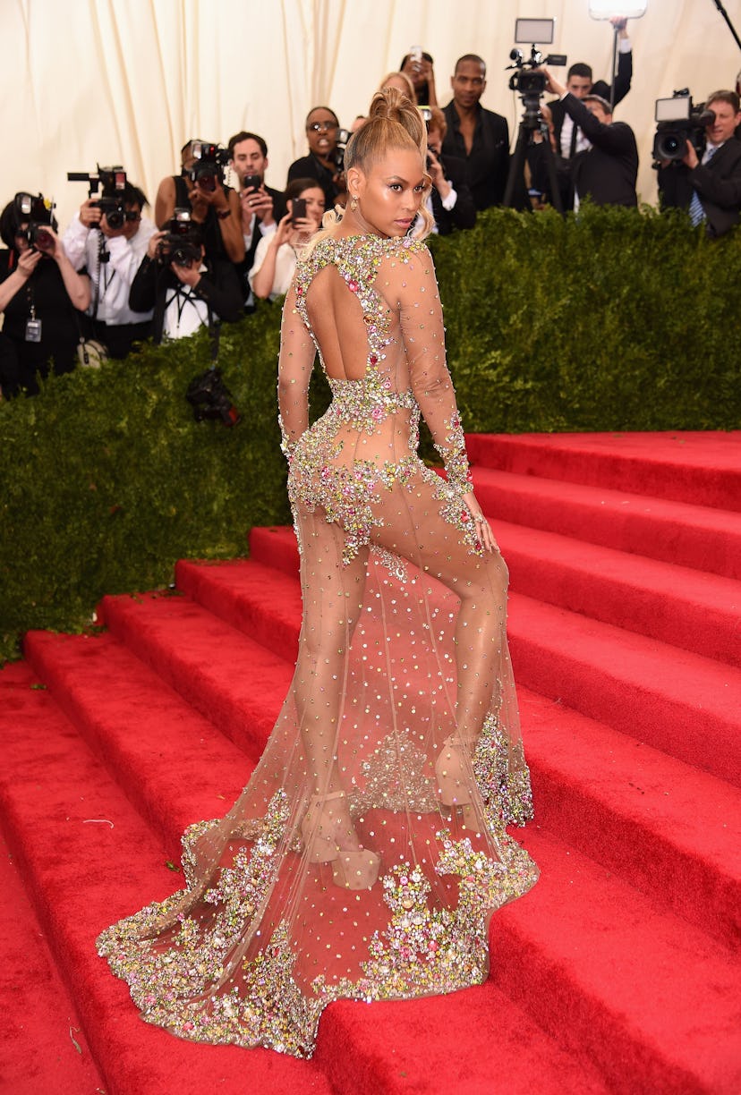 The best 2000s Met Gala fashion looks of all time run the gamut, from Jennifer Lopez's halter gown i...