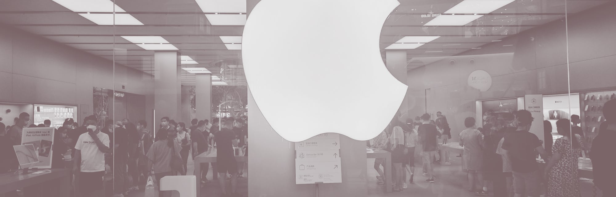 SHANGHAI
, CHINA - SEPTEMBER 04 2021: Chinese shop in an Apple Store in Shan...