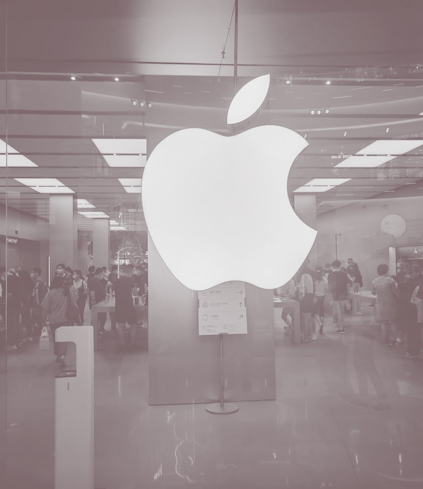 SHANGHAI
, CHINA - SEPTEMBER 04 2021: Chinese shop in an Apple Store in Shan...