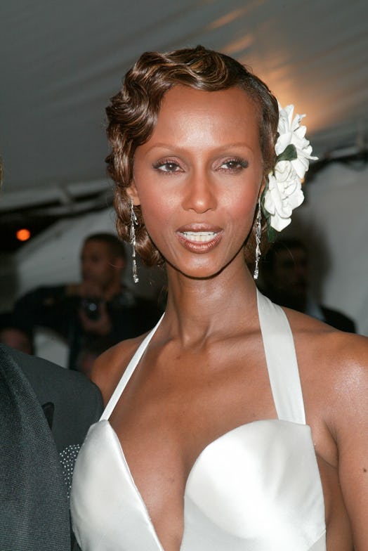 Iman vintage finger waves hairstyle with gold-brown lipstick at Met Gala 2003