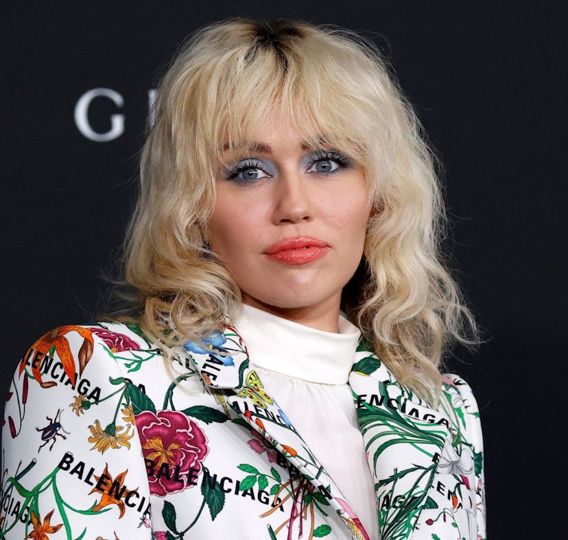 Miley Cyrus handled a New Year's Eve wardrobe malfunction with so much flare.