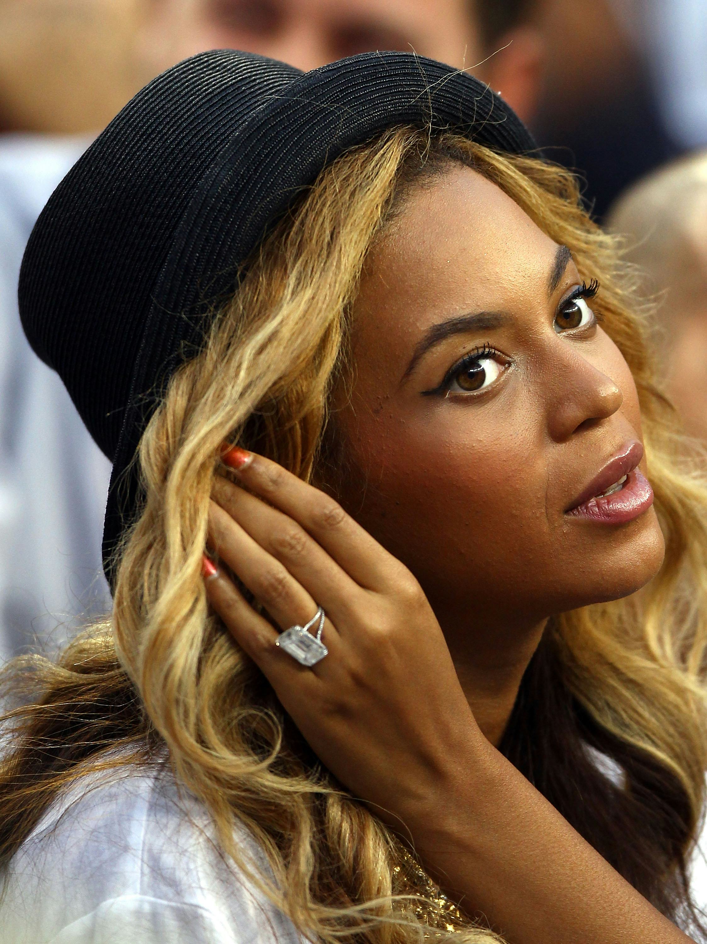 Beyoncé wears a deco emerald cut engagement ring.