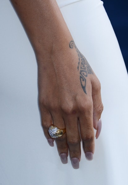 Rihanna a plusieurs tatouages ​​sur les mains, dont ce tatouage tribal maori.