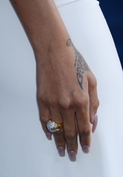 Rihanna a plusieurs tatouages ​​sur les mains, dont ce tatouage tribal maori.