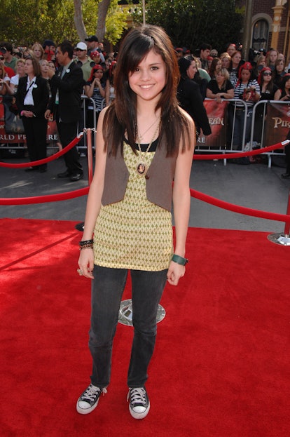 Selena Gomez on the red carpet with side bangs in 2007.