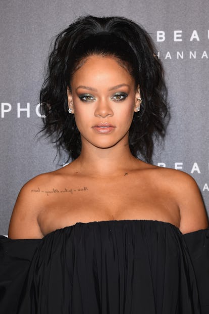 Rihanna a un tatouage qui dit "Jamais un échec, toujours une leçon."