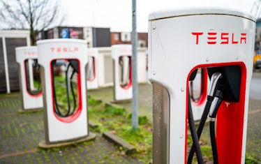 13 December 2021, Lower Saxony, Bispingen: Tesla fast charging stations (Superchargers) are located ...
