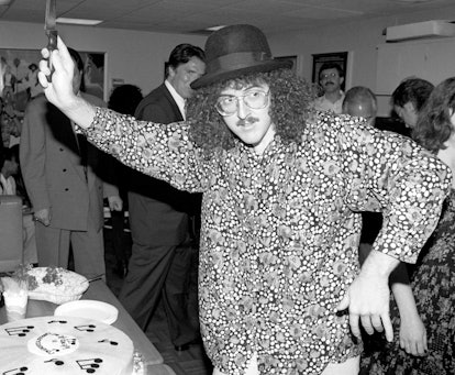  "Bizarre Al" Yankovic pose pour un portrait avant de couper son gâteau vers avril 1994 à Los Angeles, ...