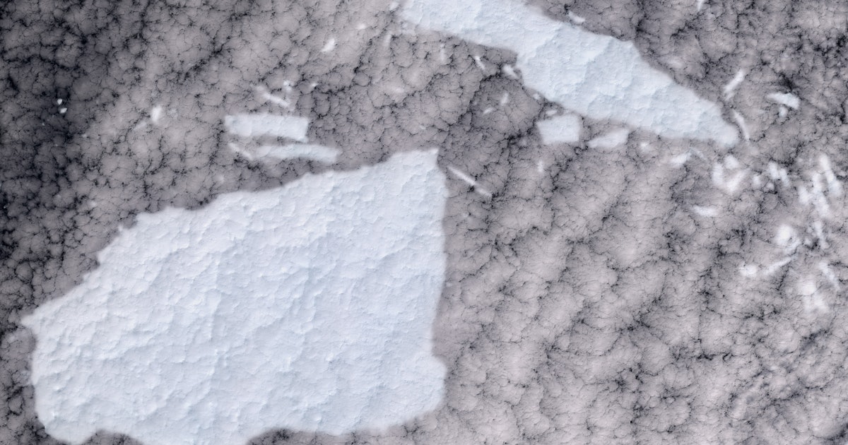 Un enorme trozo de iceberg arroja miles de millones de toneladas de agua al océano Un enorme trozo de iceberg arroja miles de millones de toneladas de agua al océano