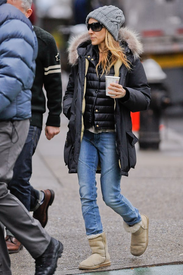 NEW YORK, NY - MARCH 31:  Actress Sarah Jessica Parker walks to her trailer on the set of "New Year'...