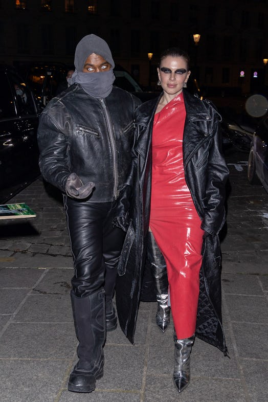 Kanye West and Julia Fox black outfits.