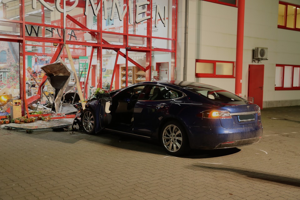 21 January 2020, Schleswig-Holstein, Nortorf: A Tesla stands after an accident in front of the destr...