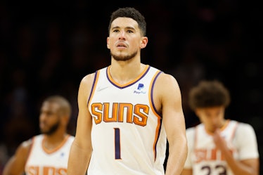 Kendall Jenner's new pic with Devin Booker has fans losing it.