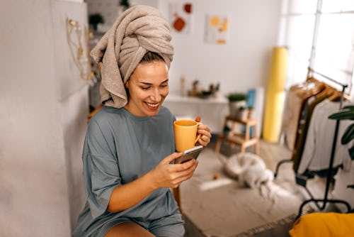 A woman with her hair in a towel changes the background color on her Instagram story.