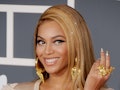 Beyoncé at the 2010s Grammy Awards with hair tinsel.