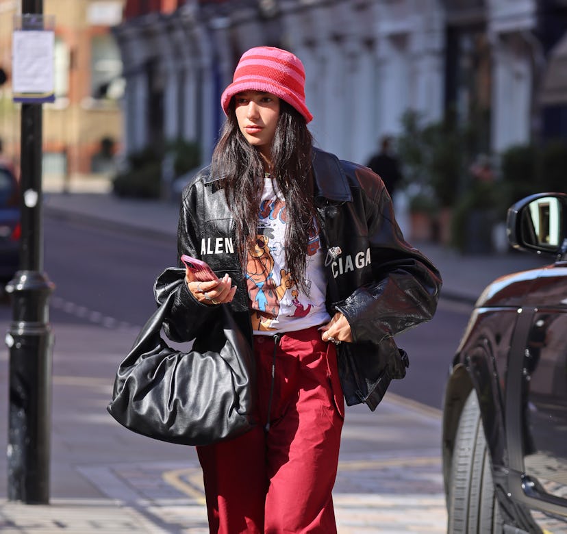 Dua Lipa wears pink crochet bucket hat.