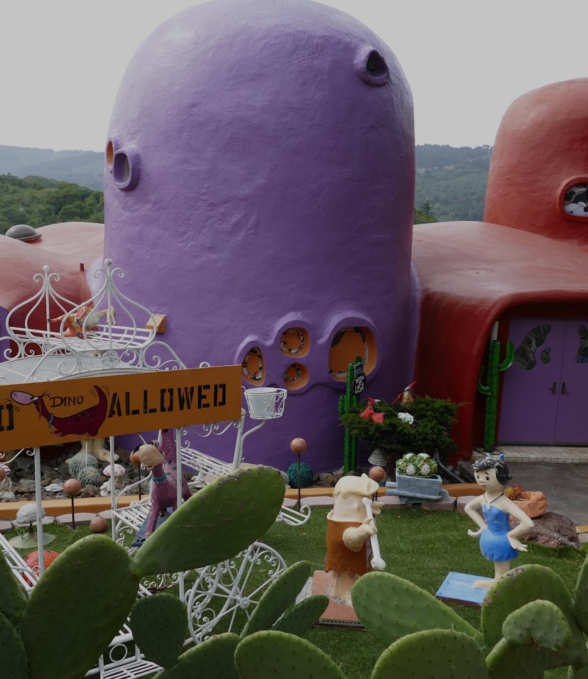 11 April 2019, US, Hillsborough: View of a colorfully painted house in unusual construction in Hills...