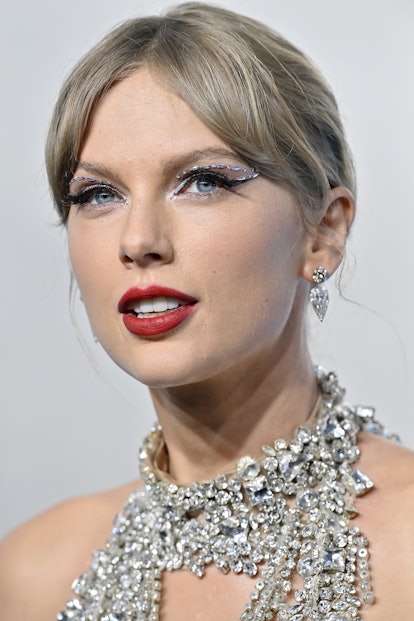 Taylor Swift wears bedazzled eye makeup to the 2022 MTV Video Music Awards.