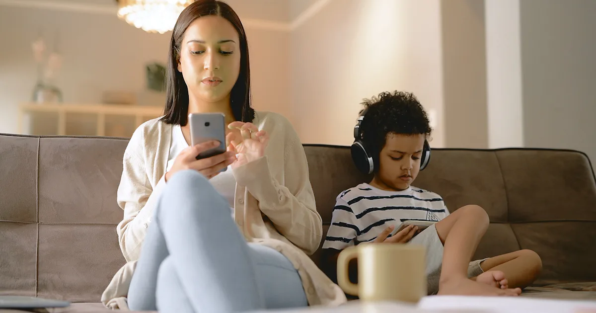 Parents Texting How To Text Another Parent About A Problem Between School Friends