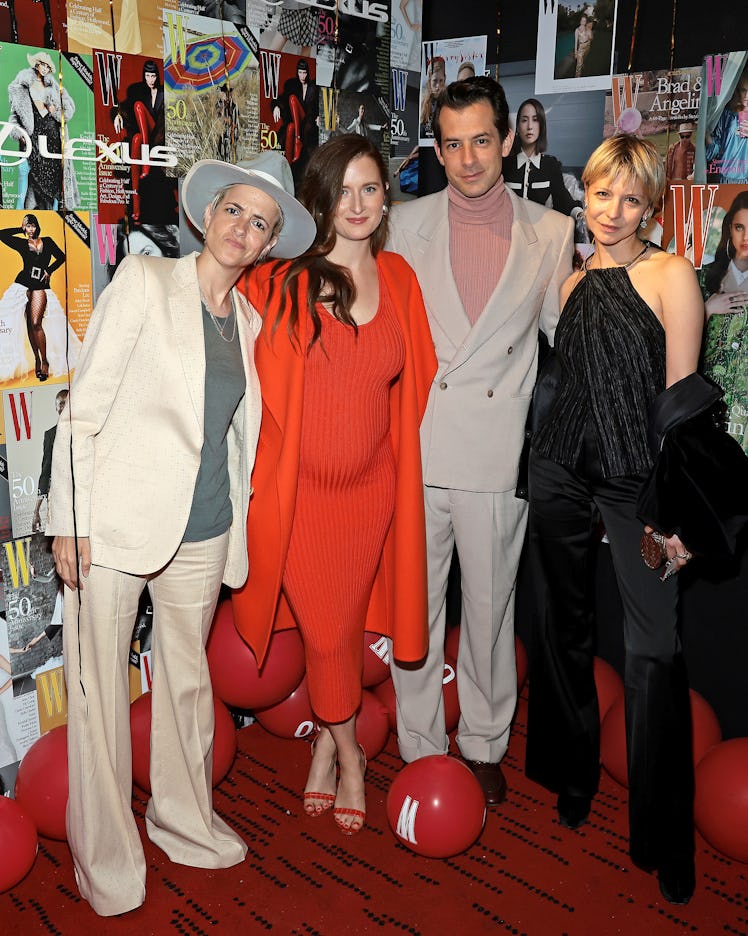 NEW YORK, NEW YORK - OCTOBER 12: (L-R) Samantha Ronson, Grace Gummer, Mark Ronson and Annabelle Dext...