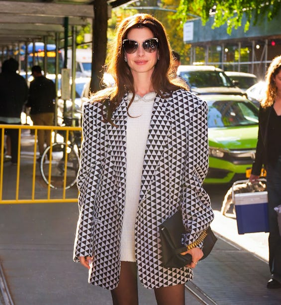 Anne Hathaway's '80s oversized blazer from October 12, 2022 in New York City.