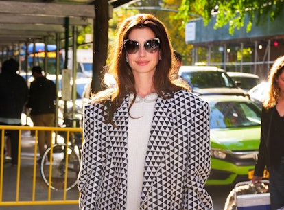 Anne Hathaway's '80s oversized blazer from October 12, 2022 in New York City.