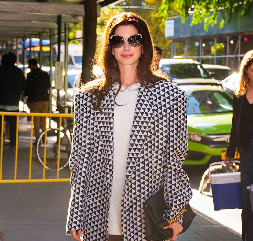 Anne Hathaway's '80s oversized blazer from October 12, 2022 in New York City.
