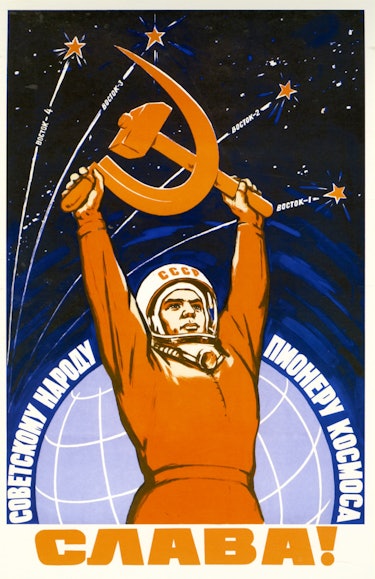 El cosmonauta sostiene la hoz y el martillo con los distintos vuelos del cohete Vostok detrás de él.  Artista ...