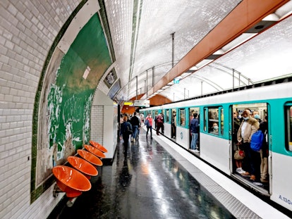 Traveling on the Paris metro is something to do in Paris in 24 hours, according to the recommendations of TikT...