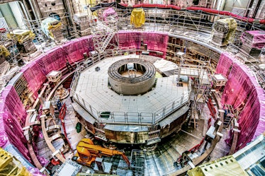 Puits qui contiendra le Tokamak (assemblage de 10 millions de pièces différentes pesant 23 000 tonne...