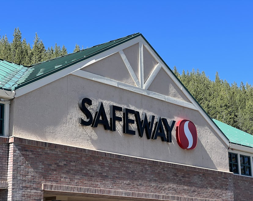 is Safeway open on Thanksgiving 2022?
