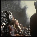 美国演员迈克尔·基顿在蒂姆·波顿执导的《蝙蝠侠》片场。(图片来源:Murray Close/S…