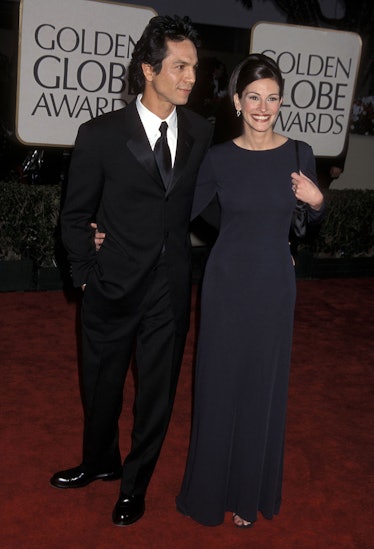 Actor Benjamin Bratt and actress Julia Roberts attend the 58th Annual Golden Globe Awards 