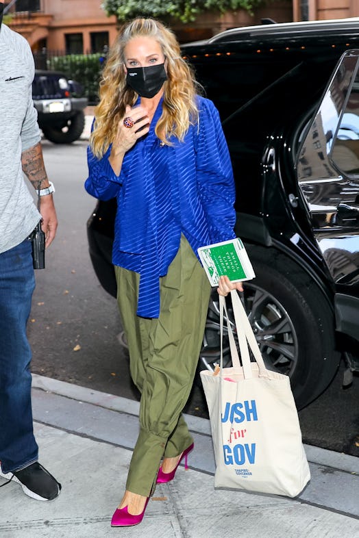 Sarah Jessica Parker wearing pink satin pumps from Roger Vivier.