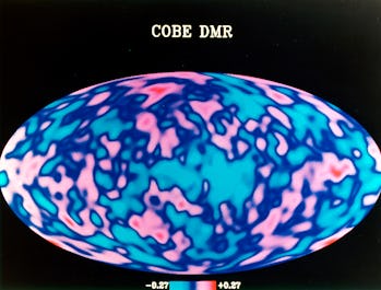 Mapa de microondas de todo el cielo, c1990s.  Mapa producido a partir de un año de datos de COBE (Cosmic Bac...